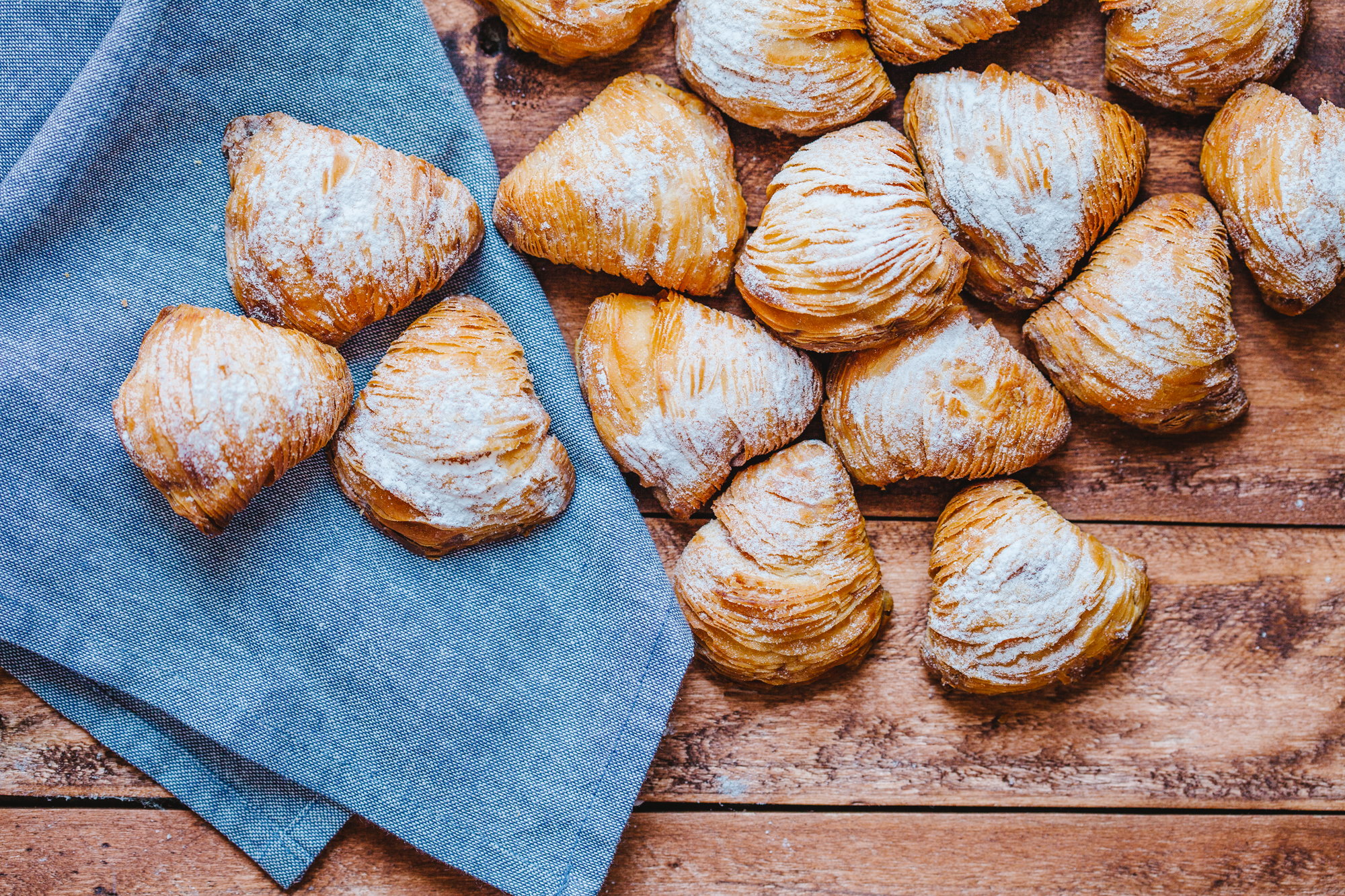 Los sfogliatelle, típicos de Nápoles, están compuestos por varias capas de hojaldre y se suelen rellenar con una pasta de almendras